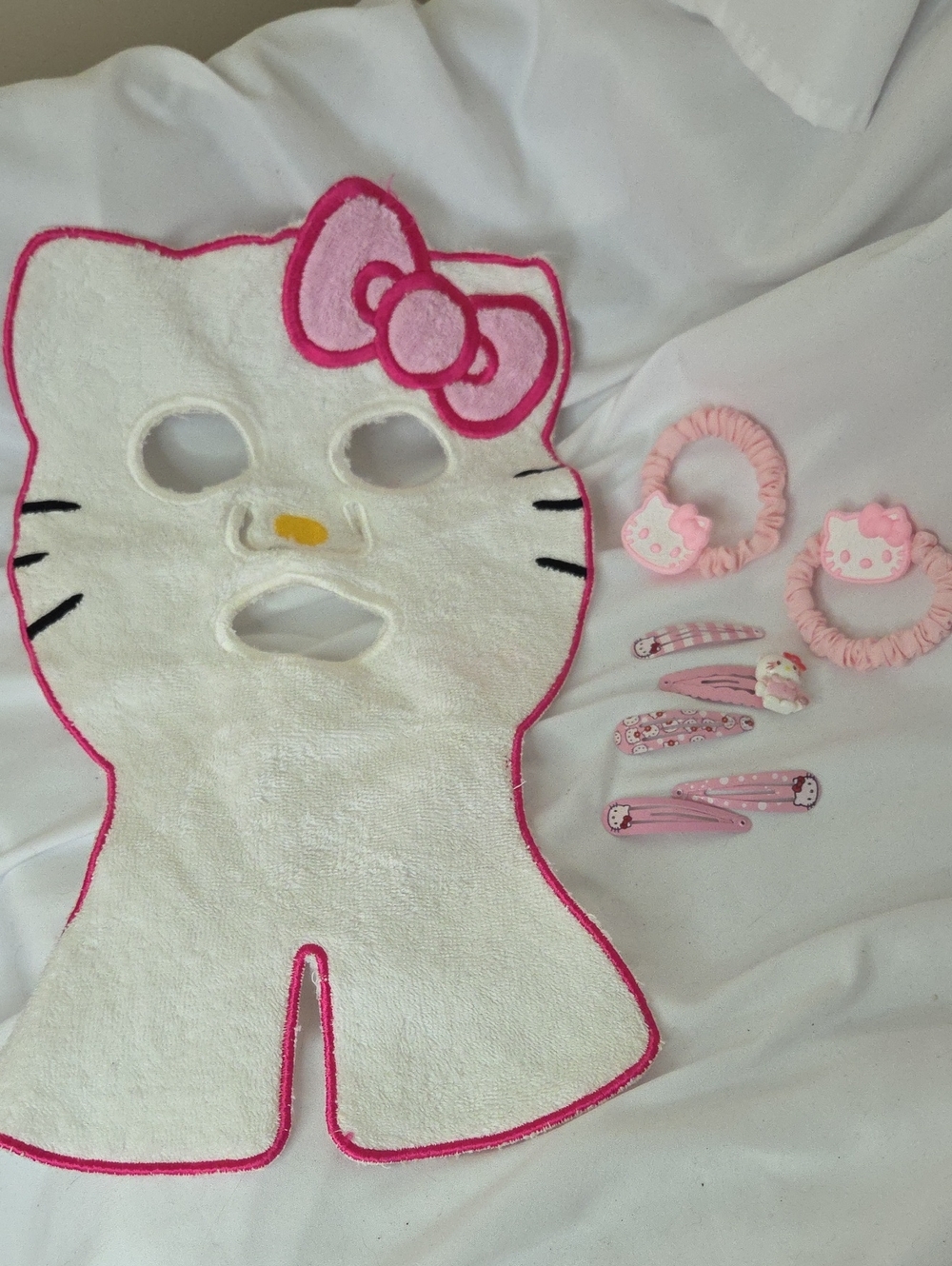 Hello Kitty Spa Face Mask and Hair Clip Set